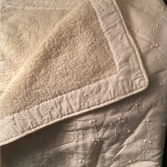 Crib size comforter and blanket set (2 blankets, different weights). Off… - Picture 4 of 16